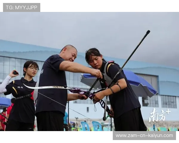 射箭俱乐部开展青少年教练员培训与教学示范活动，射箭馆教练